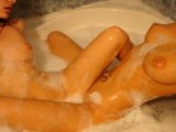 lesbianas frotandose sus coños en el baño